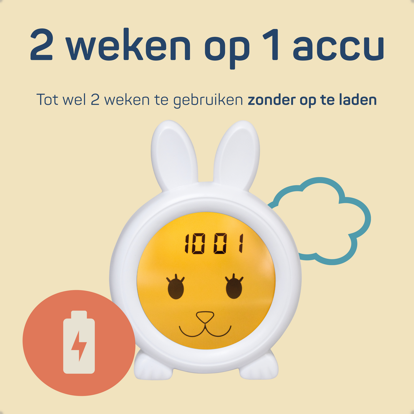 Slaaptrainer met oranje display en de tekst; 2 weken op 1 accu, tot wel 2 weken te gebruiken zonder op te laden.