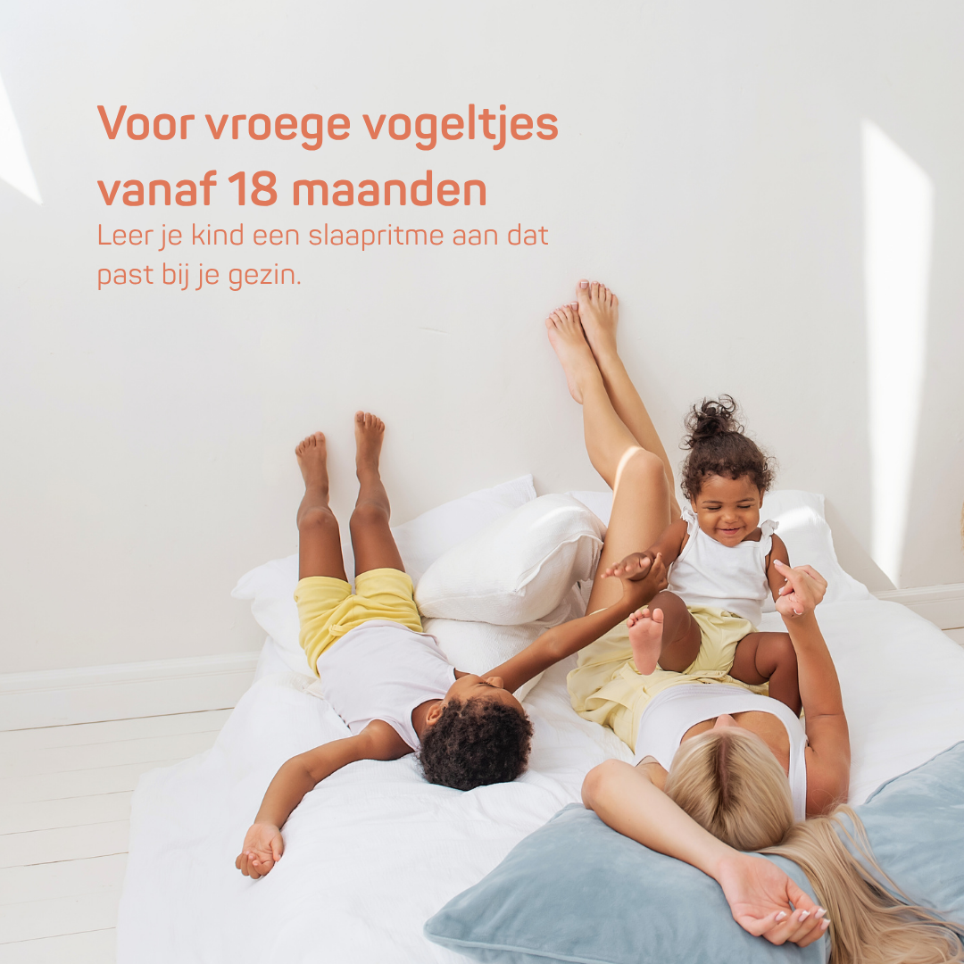 Moeder ligt ontspannen op bed met twee jonge kinderen die vrolijk spelen , beeld bij de slaaptrainer voor vroege vogeltjes vanaf 18 maanden, om een fijn slaapritme te leren.
