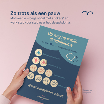 Ouder houdt de beloningskaart van Vroege Vogeltjes vast, onderdeel van het slaapdiploma-programma: een speelse en motiverende manier om kinderen met stickers te belonen voor goed slapen.
